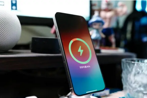 望江苹果15换屏服务分享用什么充电器给iPhone15充电更好 